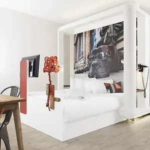 The Corner Hotell London